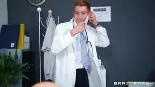 مغامرات عيادة إكس إكس إكس: جنس جامح للطبيب المنحرف في غرفة الكشف