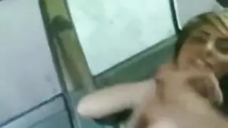 فتاة يمنية تركب زب في السيارة بكسيها العاري