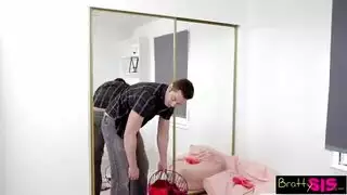 الاخت وصديقاتها الساخنات مع الاخ الخجول