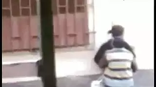 الترجمة: مغربي سكران ينيك عاهرة على الطريق العام