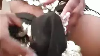 عاهرة سمراء لا تستطيع تحمل الوجه الجنسي الخشن