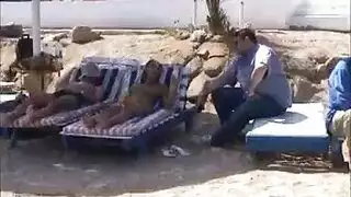 روسية تمارس الجنس الجماعي بعد عرض ثدييها