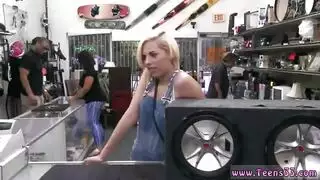 عاهرة صغيرة تفتح ساقيها لتعرض فرجها الحليق وثدييها