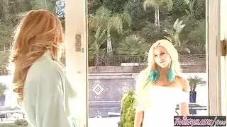 فتاتان يرضعو لبعض