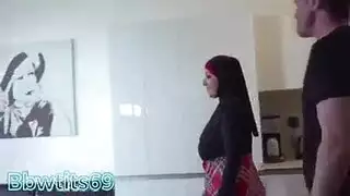 ألماني يمارس الجنس مع محجبة لبنانية في مشهد إباحي صريح