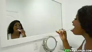 كس الفتاة السمراء يتمدد بواسطة قضيب كبير في مشهد صريح