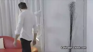 مصدومة بحجمه الضخم، تخدم قضيبه ثم تأخذه كله