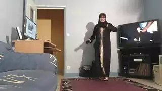 شريط محظور: فتاة محجبة تتعرى أمام كاميرا رجلها
