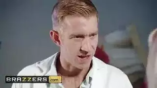 مريضة شقراء تستسلم لقضيب الطبيب الصلب في جلسة طبية حارة