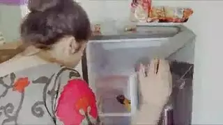 مراهق عنيف يمارس الجنس مع جارة مترددة في مشهد إباحي قاسي