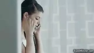  عرض كس جليسة الأطفال الشهواني يؤدي إلى نيك قوي في غرفة النوم