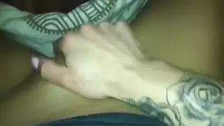 فتاة مرسوم عليها وشم تستمني إلى هزة جماع كريمية ضخمة