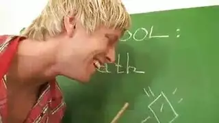 مساعدة وقحة تداعب القضيب الكبير لزميل المكتب ثم تمتلئ بالسائل المنوي