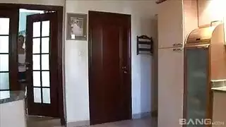 من النظرات الغزلية إلى الجنس الخشن: رجل خبير يتولى المسؤولية