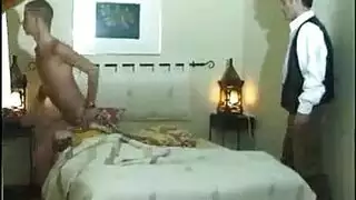 علاقة عائلية: ابن الأخ يمص ويتم تناكسه شرجياً من قبل عمه