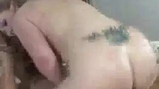 شهوة الخالة تنطلق على عمود أسود عملاق