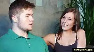 الأخت تمنحه مصًا مثيرًا ثم تأخذ قضيبه الصلب بعمق