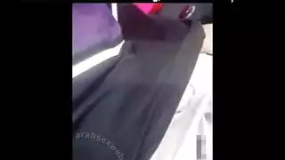 مغرية بالحجاب، تكشف صدرها وتتوسل لجنس قوي