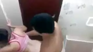 أخ هندي ساخن يصطدم بفتحة أخته الضيقة في جماع عنيف