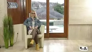 نيك شرجي صريح: شقراء رومانية تئن في نشوة