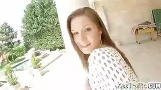 الفتاة الرياضية تأخذ قضيب المدرب في طيزها
