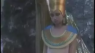 ١٠ فيلم كلاسيكي: جنس جماعي للملكة المثارة في الهرم