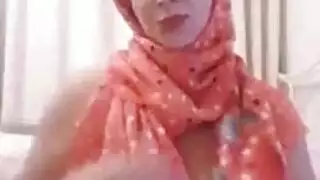 محجبة مثيرة بصدرها المثالي تثور في دردشة فيديو إباحية