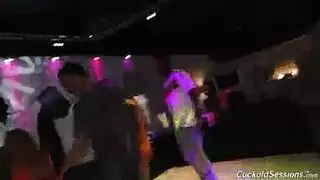 زوجة مثيرة إدخال مزدوج مع قضيب أسود كبير في النادي