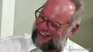 تترك ابوها ينيكها و يتدلع بجسمها الجميل و كسها الشهي