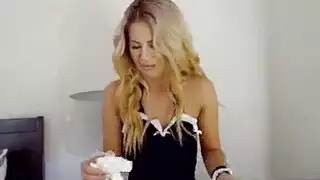 نيك الاخت الشرموطه عندما كانت تنظف غرفة الاخ سكس محارم اخوات