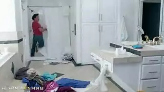 سكس الابن والام يتجسس على امه عارية تضبطه وتخليه ينيكها