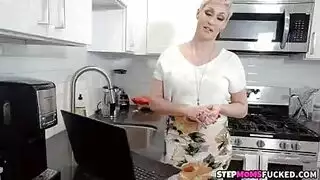 زوجة الأب تغوي ابن زوجها في مشهد إباحي صريح