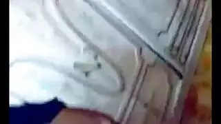 عاهرة عربية في الشارع تأخذ ضرب كلب واقف