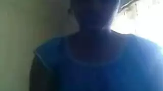 عاهرة الكاميرا تعرض ثدييها المثاليين في عرض إباحي صريح