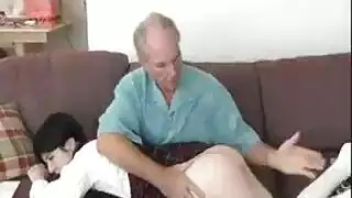 أبي يأكل كسها، تبتل على الفور، تتوسل لقضيبه