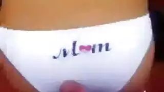 اب ينيك بنته على الواقف و يخرج المحنة في كسها
