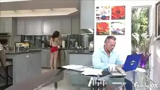 أب مثار يطلق العنان لنيك عنيف على ابنة متلهفة