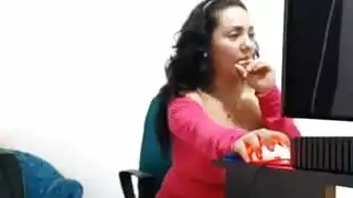 حركة مثيرة في محطة العمل: لعب بالكس وعرض صريح على الكاميرا