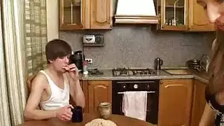 هيمنة الأخ تؤدي إلى جنس محارم صريح