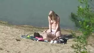 شقراء تأخذه بوضعية الكلب على شاطئ البحيرة