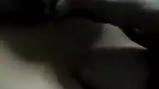 فتاة مغراة في لعبة ثدي شديدة واستمناء