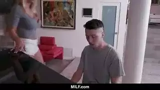 زوجة الأب تعلّم ابن زوجها درساً جنسياً بعد أدائه على البيانو