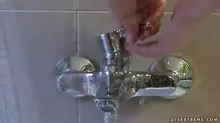 اليد المساعدة في الحمام تتحول إلى تمثيل أب وابنة إباحي