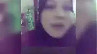 مراهقة جميلة تستمتع برجلها في نيك مهبل قاسي