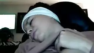 محجبة وقحة تبرز ثدييها الناعمين على الكاميرا