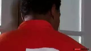 زوجة ثرية تستسلم لقضيب أسود قاسٍ في مؤخرتها