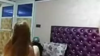 جنس فموي ناري: ترضع زبه الصلب وهو واقف مسيطر