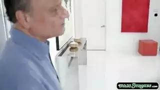 سكس زوجة الأب الصريح: التركيز على تلك الطيز السمراء المدورة