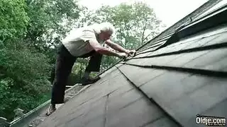 رجل يلعب مع الفتاه غميضة وينيكها