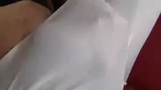 شاب ذو قضيب كبير يؤدي جماعًا فمويًا قاسيًا